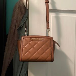 Micheal kors crossbody barely used in brand new condition still for sale!